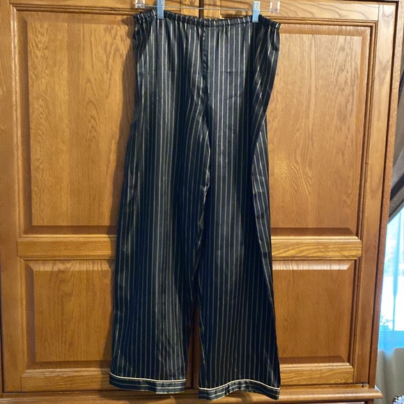 Jones New York Pajama Set. - Picture 5 of 8